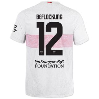 beflockte Rückseite des Europa League Trikots 25/26 mit der Rückennummer 12, darüber dem Wort Beflockung und darunter der Aufschrift VfB Stuttgart 1893 Foundation