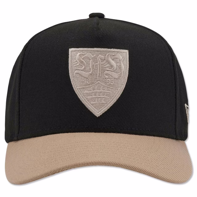 schwarze Cap mit beigefarbenem Schild und VfB Wappen auf der Vorderseite