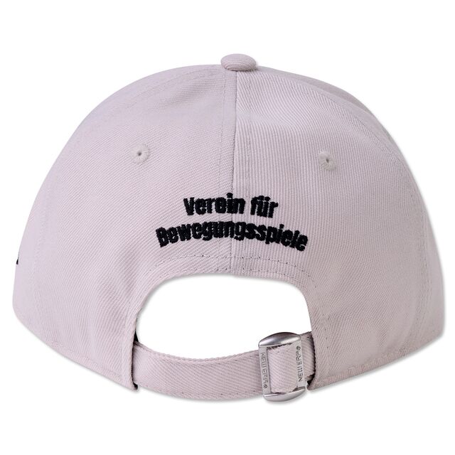 beigefarbene Rückseite der Kappe mit Aufschrift Verein für Bewegungsspiele und Schnalle zur Größeneinstellung